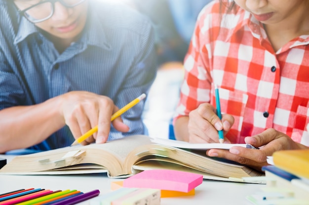 Gratis foto de campus van de jonge studenten helpt de vriend inhalen en leren.