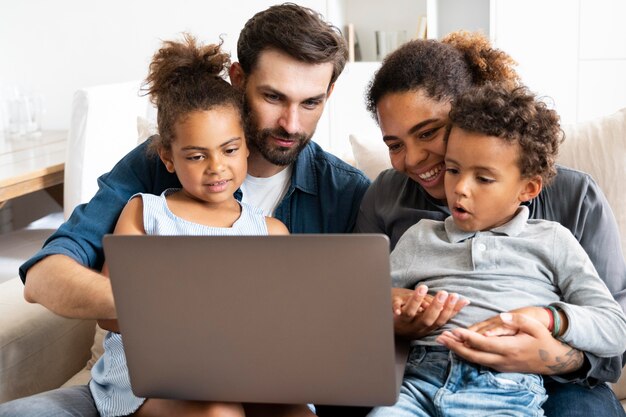 Familie tijd samen thuis doorbrengen