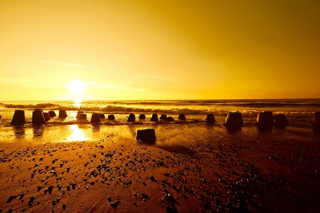 Gratis foto gouden zonsondergang over de zomer zee.