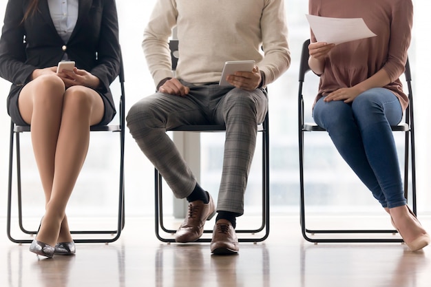 Gratis Foto groep mensen die op baangesprek wachten, zittend op stoelen