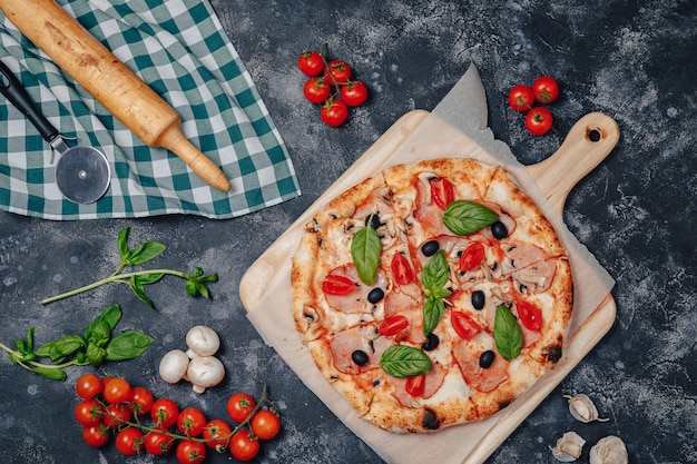 Gratis foto heerlijke napolitaanse pizza aan boord met kerstomaatjes