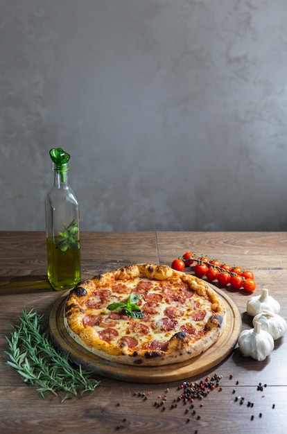 Gratis foto heerlijke pizza, traditionele italiaanse pizza.