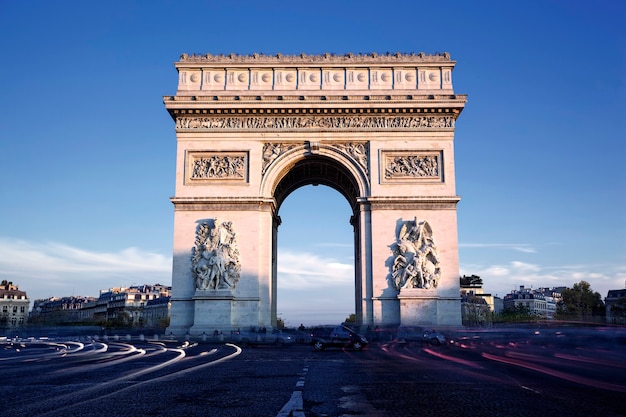 Gratis Foto horizontale weergave van de beroemde arc de triomphe, parijs, frankrijk