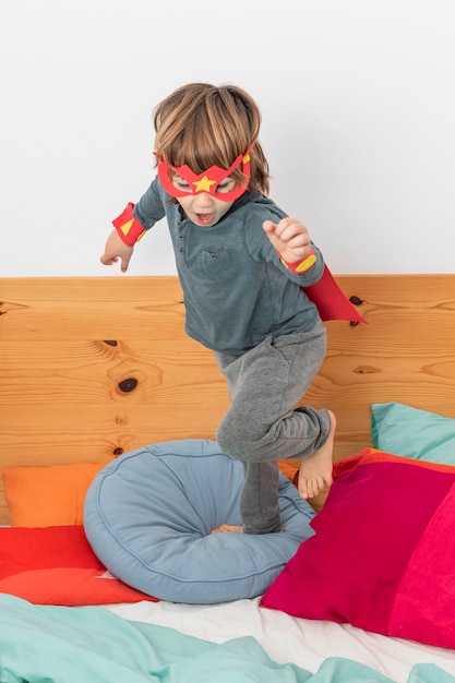 Jonge jongen met kostuum spelen