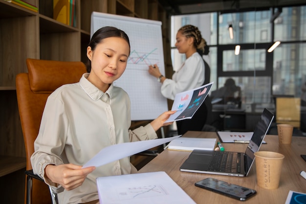 Gratis Foto kantoormedewerkers die financiële grafieken gebruiken