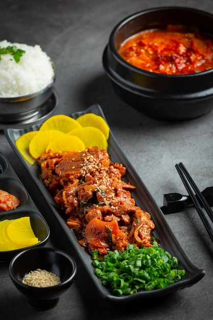 Gratis Foto koreaans eten; jeyuk bokkeum of gebakken varkensvlees in koreaanse saus