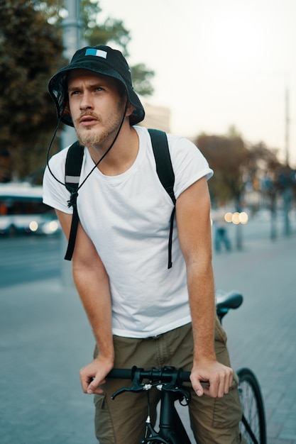 Gratis Foto man met een fiets in een oude europese stad buitenshuis