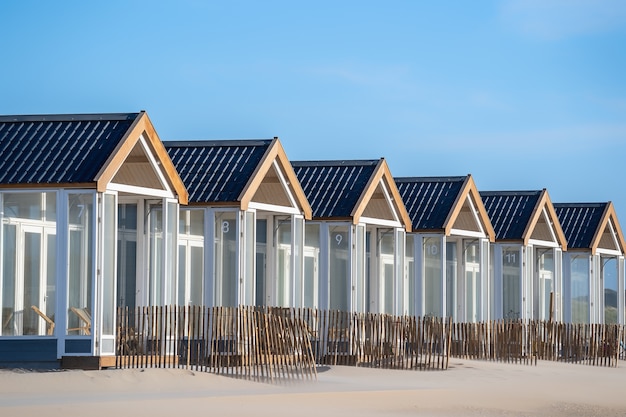 Gratis Foto mooi schot van rustende hutten op een zandstrand