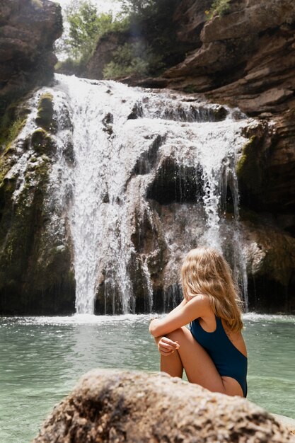 Mooie jonge volwassene bij de waterval