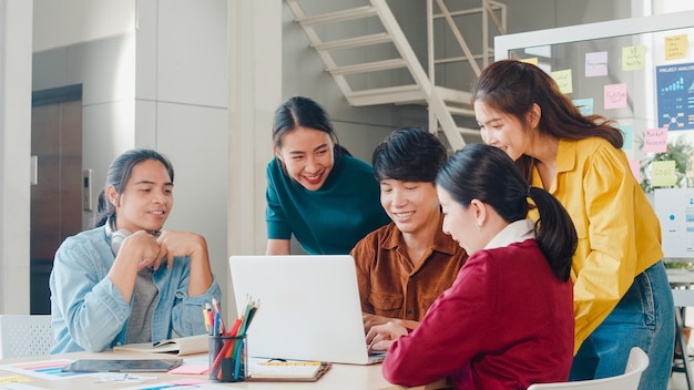 Gratis Foto multiraciale groep creatieve jongeren in slimme vrijetijdskleding bespreken zakelijke brainstormen vergadering ideeën mobiele applicatie software ontwerpproject in moderne kantoren. collega teamwerk concept.