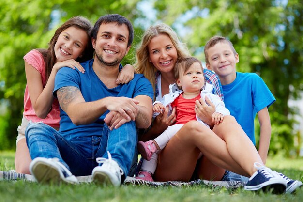 Ouders genieten met hun kinderen in het park