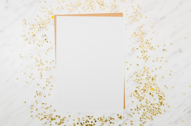 Gratis foto plat lay-papier mockup met gouden confetti