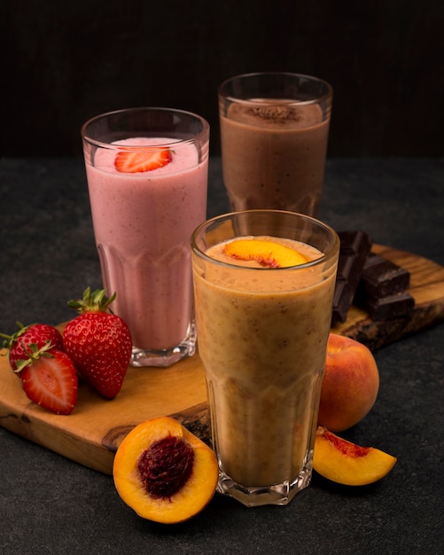 Gratis Foto selectie van drie milkshakeglazen met fruit en chocolade