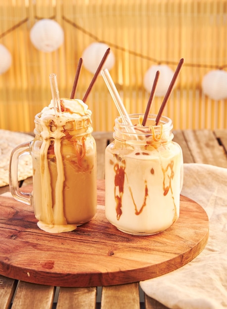 Gratis Foto twee milkshakes in glazen met rietjes op een tafel