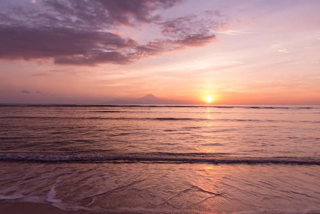 Gratis foto uitzicht op bali eiland bij zonsondergang