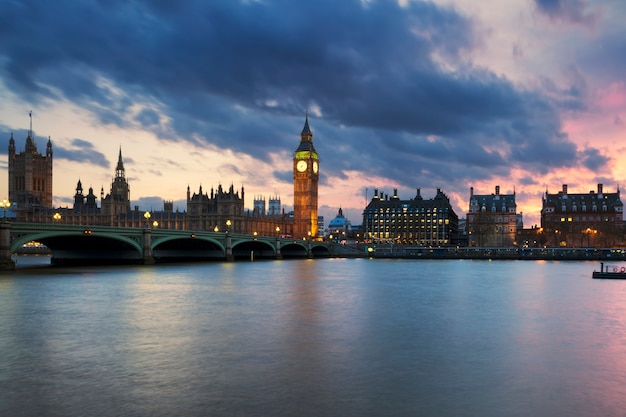 Gratis Foto uitzicht op de big ben klokkentoren in londen bij zonsondergang, uk.