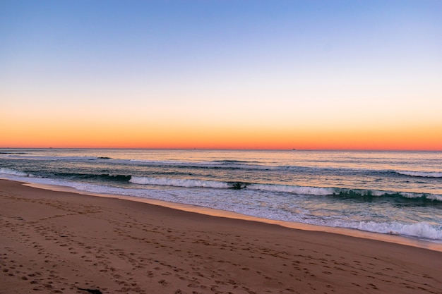 Gratis foto uitzicht op een geweldige zonsondergang op het strand