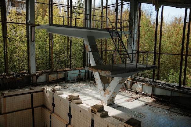 Gratis Foto verloren schoolsportschool met zwembad in de stadszone van tsjernobyl in de spookstad met radioactiviteit