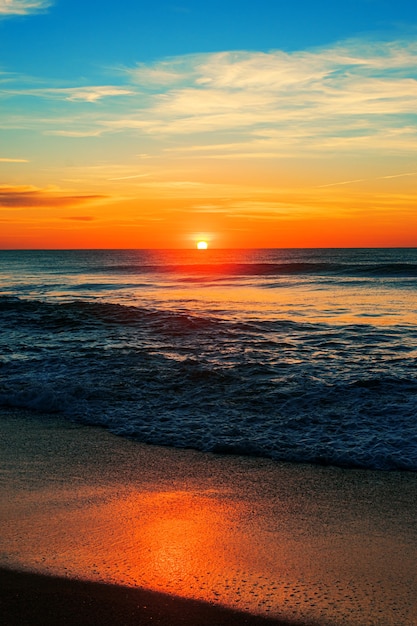 Gratis foto verticale opname van het north entrance beach bij zonsopgang