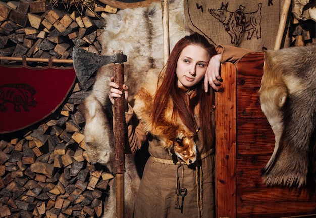 Gratis Foto vikingen vrouw poseren tegen het oude interieur van de vikingen.