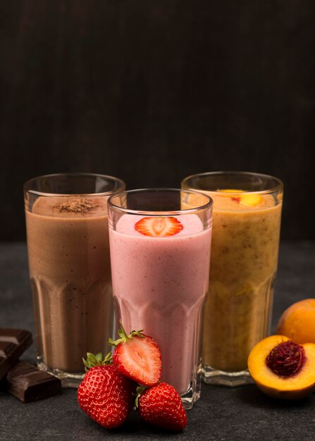 Gratis Foto vooraanzicht van assortiment milkshakes met chocolade en fruit