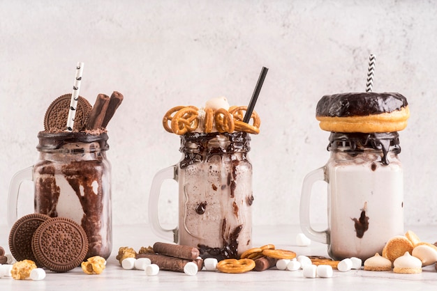 Gratis Foto vooraanzicht van desserts in potten met koekjes en donuts