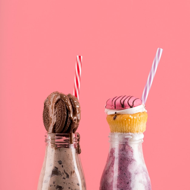 Gratis Foto vooraanzicht van desserts met koekje en muffin met rietjes