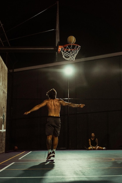 Vrienden spelen basketbal. Jonge mannen spelen basketbal op straat.