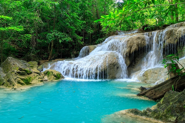 Gratis foto waterval niveau 1 erawan national park kanchanaburi thailand hoge sluitertijd bevriezen geen beweging