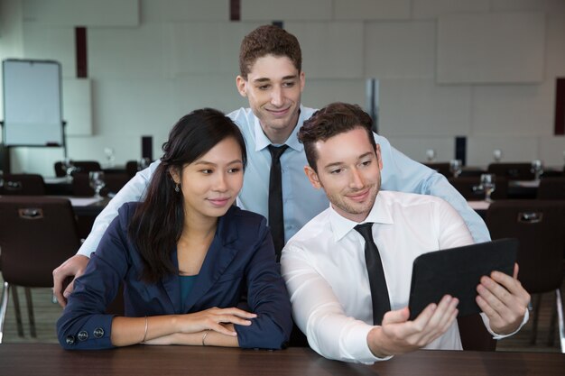 Zakenmensen Tablet met behulp van in Office 2