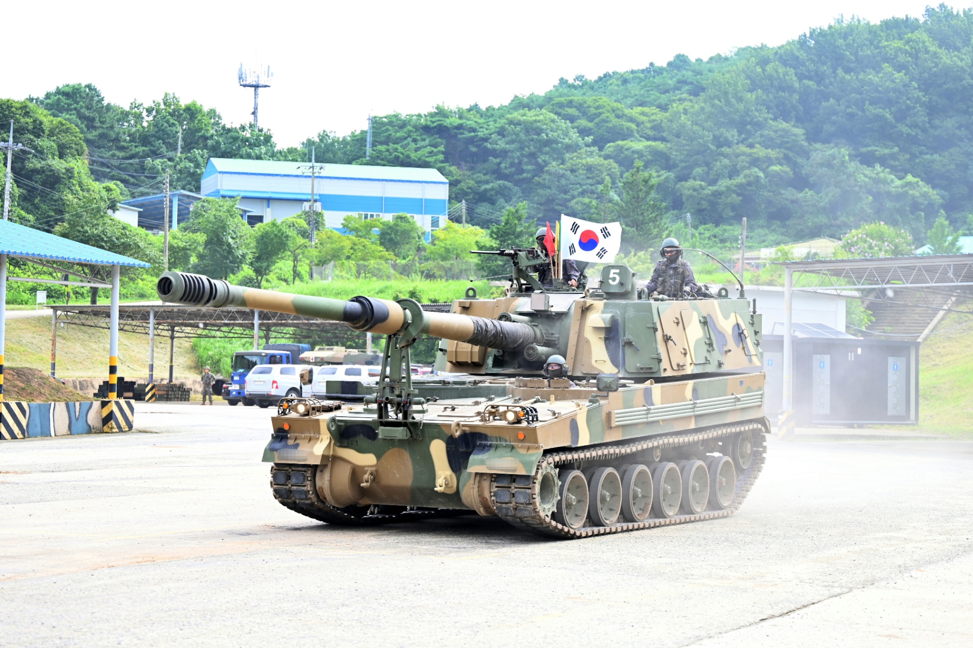 고공행진 방산株, 지금 사도 될까 전문가 5명 전원 '매수 추천'