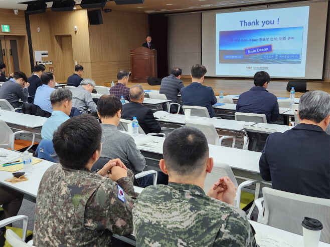 지난 15일 판교 제2테크노벨리에서 열린 대드론전력발전방안 세미나에서 양병희 대드론산업협회 회장이 연설하고 있다./한국대드론산업협회