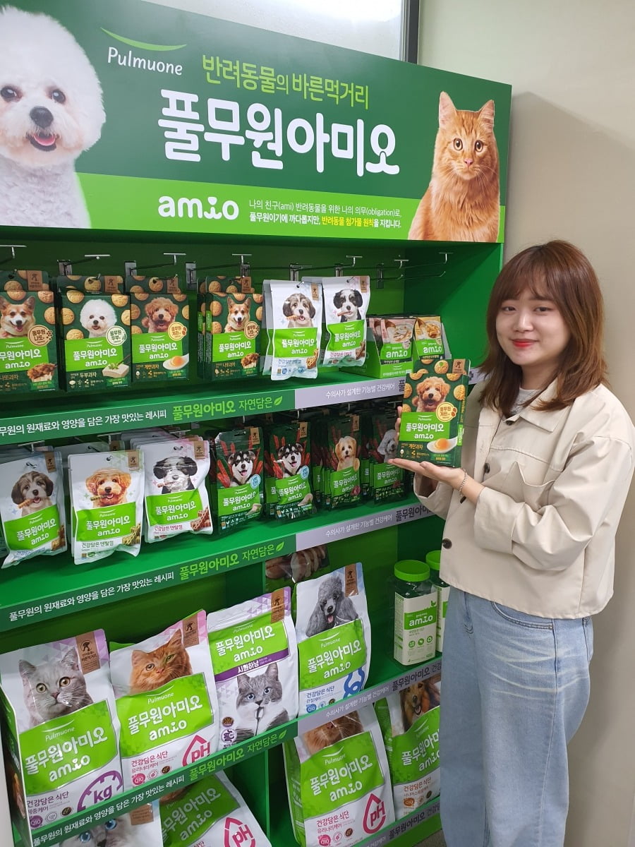 김주영 직원이 반려동물 간식 신제품을 소개하고 있다. 윤현주 기자