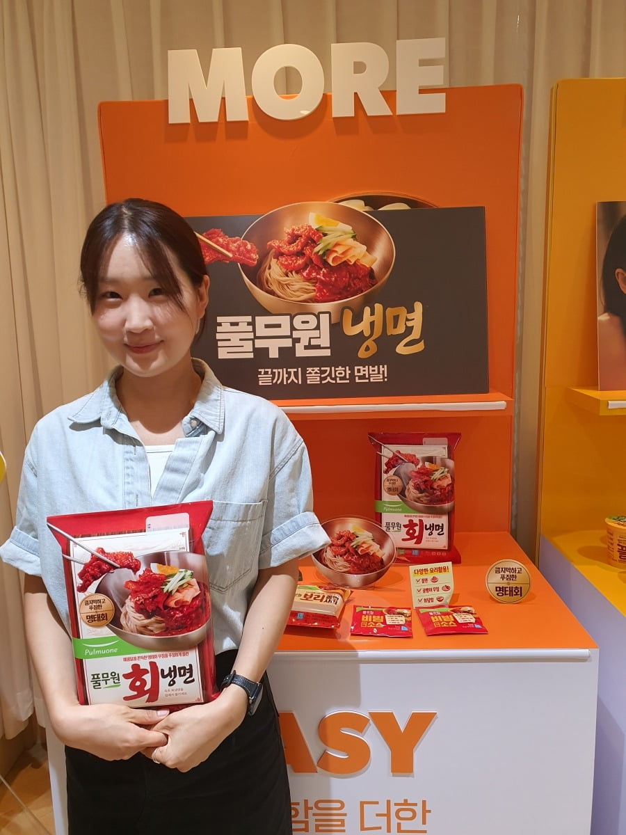조은비 직원이 냉면 제품들을 소개하고 있다. 윤현주 기자