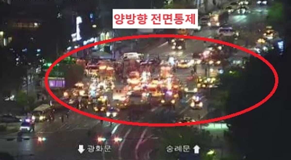 1일 오후 9시 30분께 서울 시청역 인근 교차로에서 차량이 인도로 돌진하는 사고가 발생, 현장 일대 도로가 전면 통제되고 있다./서울교통정보포털 캡쳐