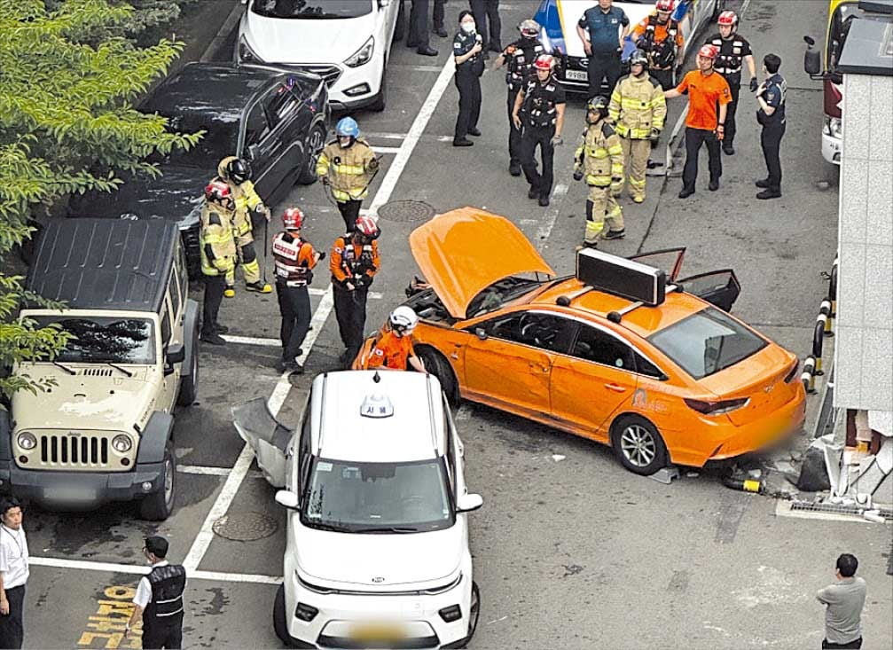 3일 서울 중구 국립중앙의료원 응급실 앞에서 70대 운전자의 택시 돌진 사고가 발생했다. 이 사고로 1명이 중상을 입고 
2명이 경상을 입었다. 운전자인 70대 기사 A씨는 급발진을 주장한 것으로 알려졌다./독자제공 뉴스1