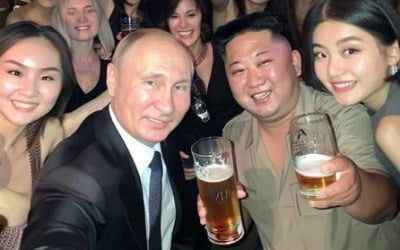 푸틴·김정은, 미녀들과 맥주 마시며 '함박웃음'…알고보니