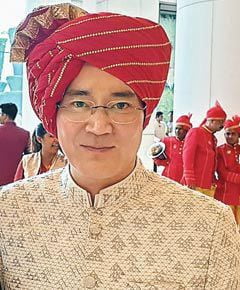 이재용 삼성전자 회장이 2019년 암바니 회장 장남 결혼식에 인도 전통 의상을 입고 참석한 모습 /사진=신봉길 전 주인도대사 페이스북 캡처