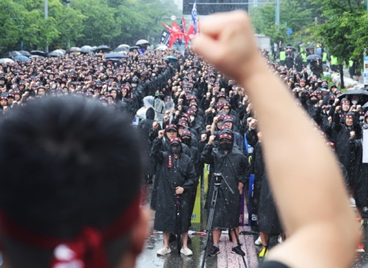 지난 8일 오전 경기도 화성시 삼성전자 화성사업장 앞에서 열린 전국삼성전자노동조합 총파업 결의대회에서 조합원들이 구호를 외치고 있다. 사진=연합뉴스