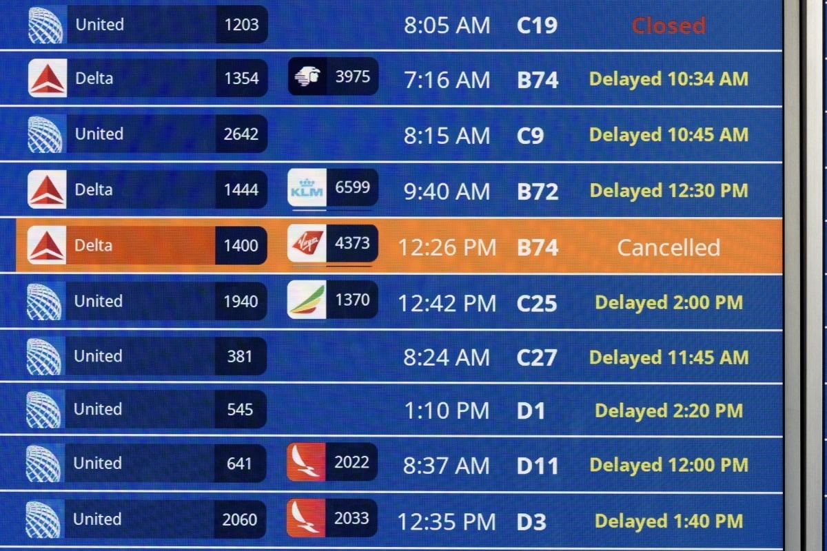 19일(현지시간) 워싱턴 덜레스 국제공항 전광판에 수많은 항공편이 지연 또는 결항됐다고 표시돼있다./ 사진=EPA 