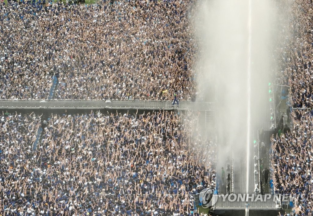 물뿌리면 공연도 스타도 뜬다…물 쓰는 여름축제 올해도 성행