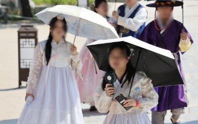 "아줌마만 쓴다고?"…2030 젊은층 확 늘어난 사계절 '필수템'