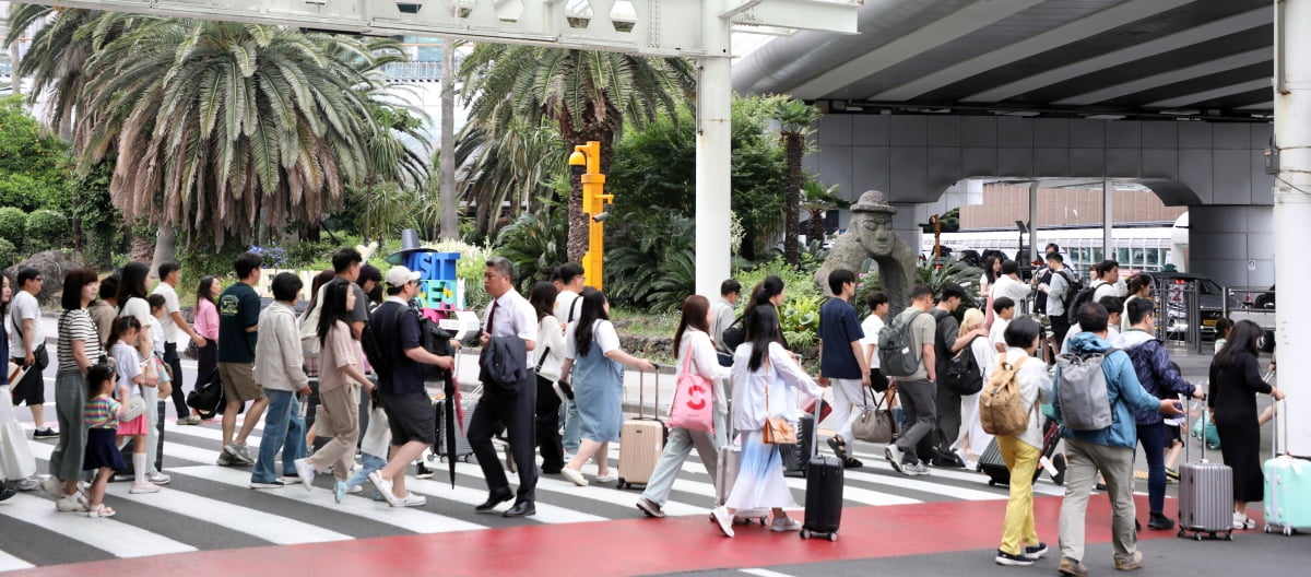 현충일인 6일 오전 제주국제공항이 징검다리 연휴를 맞아 제주를 찾은 관광객들로 붐비고 있다. 사진=뉴스1