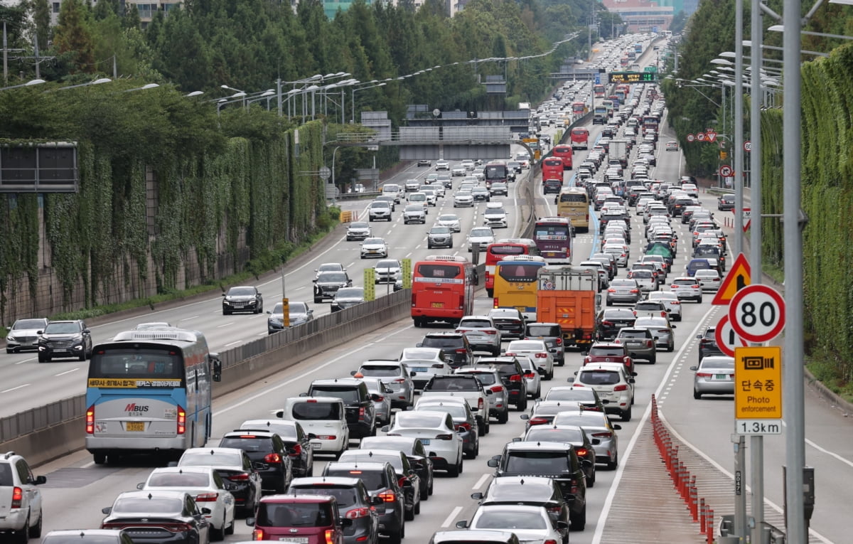 휴가철 사고에 전기차 화재까지…車보험 손해율 악화