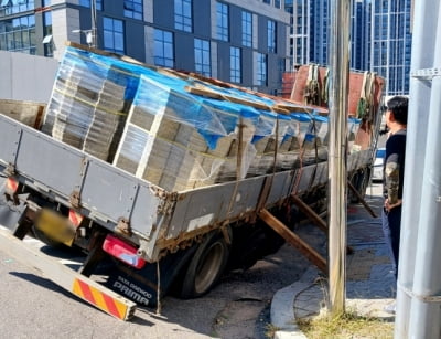 인천 부평구 도로서 싱크홀 발생…25t 화물차가 '쑥'