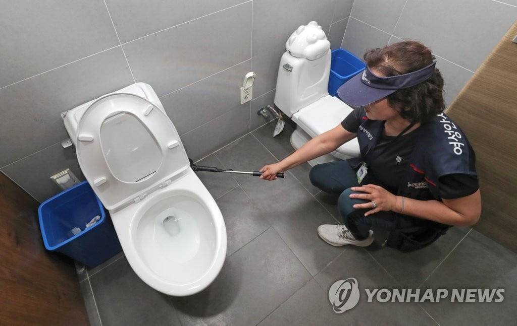 화장실 아래 핸드폰이...중학생 붙잡은 트레이너