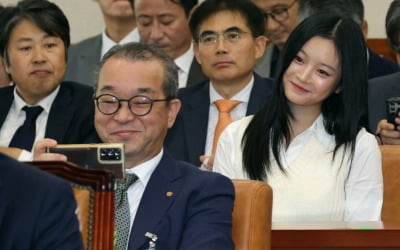 국감 불려온 한화오션 사장, 뉴진스 하니와 '미소 셀카' 찍더니