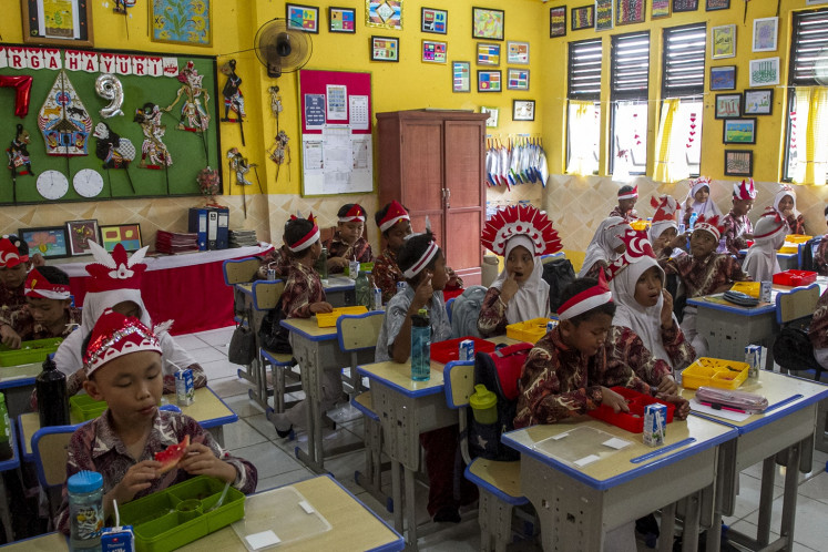 Students eat lunch during the trial of free meals program at the SD Kedaleman IV state elementary school in Cilegon, Banten, on Aug. 21, 2024. The newly established National Nutrition Agency will oversee the implementation of the program, which is part of president-elect Prabowo Subianto's campaign promise during the 2024 presidential election.