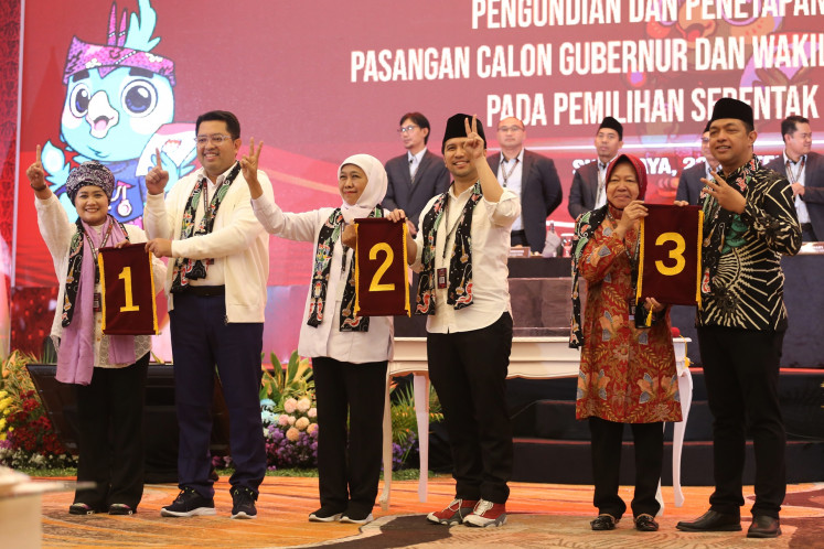 East Java gubernatorial candidate pairs (from left to right) Luluk Nur Hamidah-Lukmanul Hakim, Khofifah Indar Parawansa-Emil Elestianto Dardak and Tri Rismaharini-Zahrul “Gus Hans“ Azhar Asumta show their ballot numbers during a plenary meeting of the East Java General Elections Commission (KPU) in Surabaya, East Java, on Sept. 23.