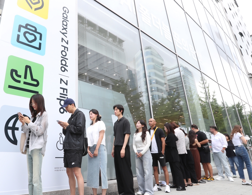 제품 픽업을 위해 삼성스토어를 방문한 고객 (홍대)